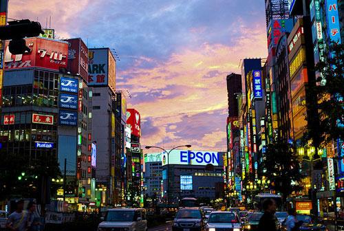 新宿繁华蜕变，都市生活的活力节奏